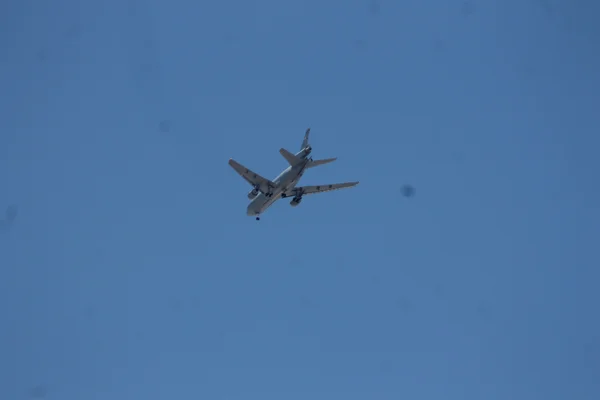 A McDonnell Douglas KC-10 Extender of the United States Air Force flying over a neighborhood in Las Vegas, Nevada.