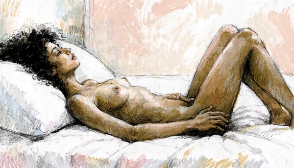 Femme nue allongée sur le dos sur un lit blanc, sa propre main stimulant délicatement le gland de son clitoris avec des mouvements circulaires