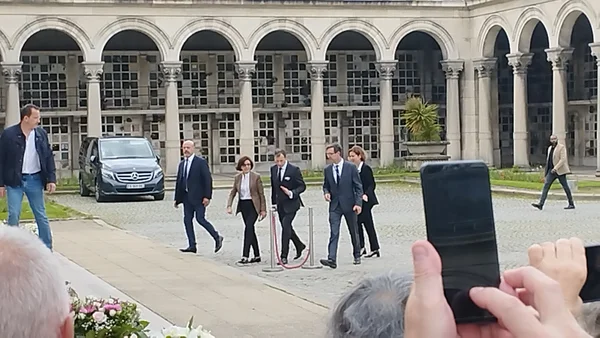 Discussion entre collaborateurs en costume dans un bureau parisien