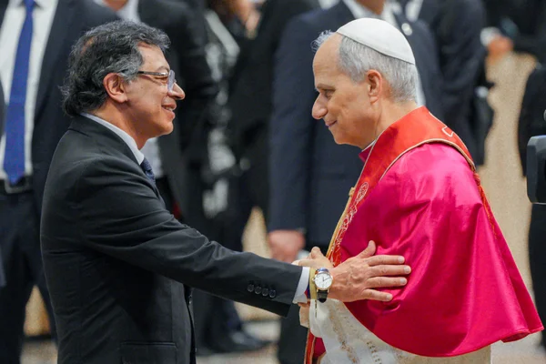 Gustavo Petro salue le pape Léon XIV en mai 2025