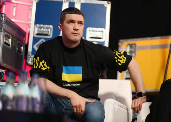 Un homme regarde en l'air sous un ciel bleu avec du texte superposé en bas de l'image.