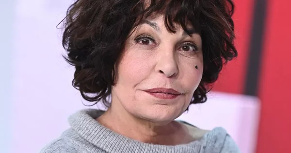 Isabelle Mergault portrait, reconnaissable à ses cheveux courts et son col roulé gris.