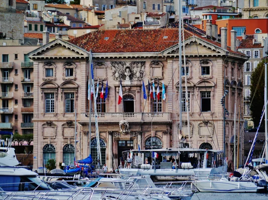 L'Hôtel de Ville de Marseille vu de la façade sud avec ses drapeaux français et européens.