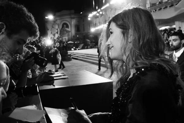 Kathryn Hahn signant des autographes lors de la Mostra de Venise 2013.