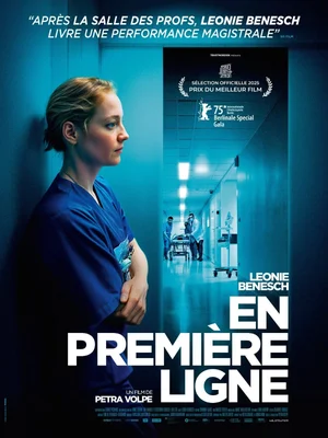 Affiche d'En Première Ligne de Petra Volpe avec Leonie Benesch dans un couloir d'hôpital, sélectionné à la Berlinale.