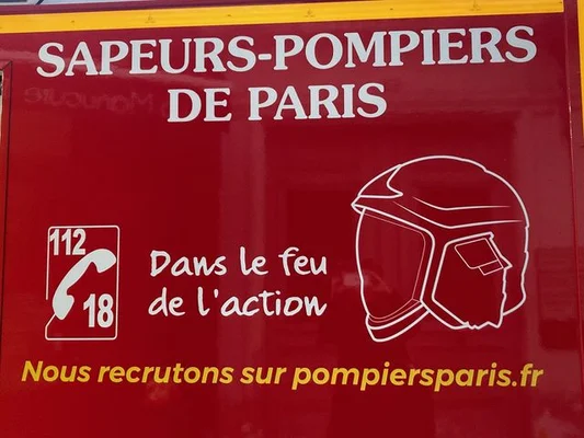Panneau officiel des Sapeurs-Pompiers de Paris avec numéros d'urgence.