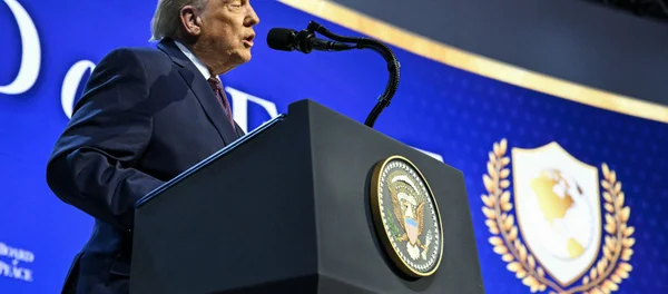 Le président Donald Trump en portrait devant la Maison Blanche.