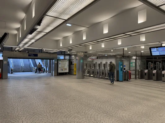 Le hall de la station Esplanade de La Défense, point d'entrée pratique pour accéder à l'exposition.
