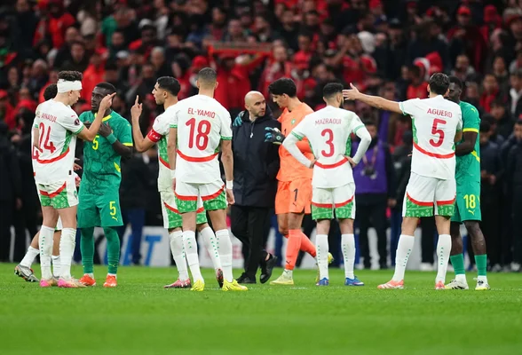 Action de jeu entre les joueurs sénégalais et marocains sur le terrain de la finale.
