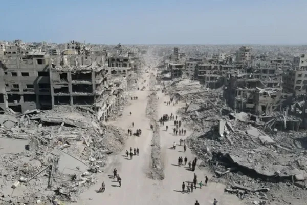 Zone urbaine de Gaza en ruine, vue du ciel, montrant l'étendue des destructions.