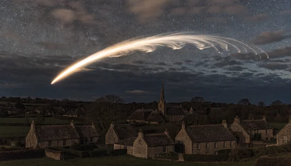 Boule de feu jaune pâle traversant un ciel nocturne au-dessus d'un village rural endormi
