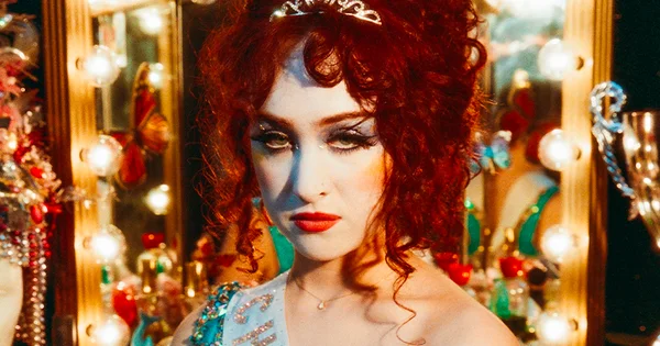 Chappell Roan devant un miroir avec des ampoules.