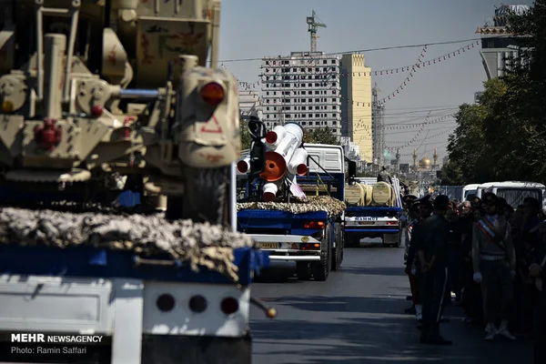 Camion militaire transportant un missile lors d'un défilé de la Défense sacrée en Iran.