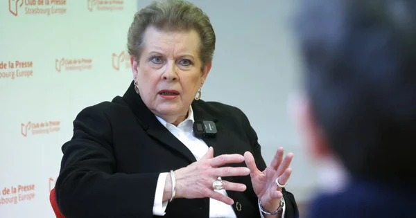 Catherine Trautmann s'exprimant avec conviction lors d'un point presse.