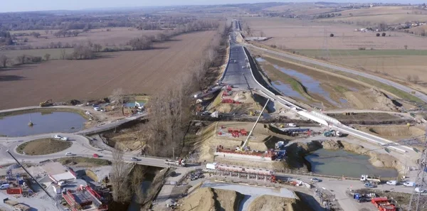 Vue aérienne du chantier de l'autoroute A69