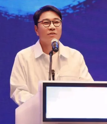 Lee Soo-man s'exprimant au micro lors du CISAC 2024.