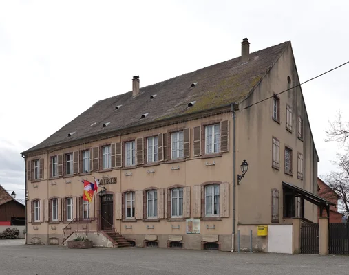 La mairie d'Oberhergheim, un bâtiment de deux étages typique en Alsace.