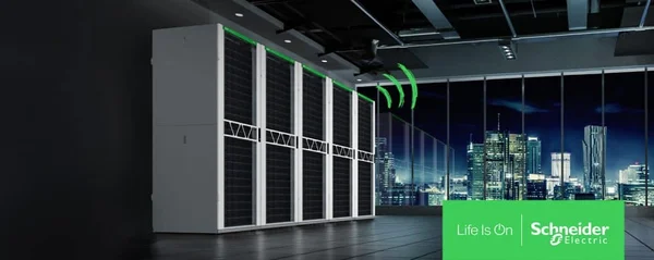 Salle de serveurs avec baies optimisées pour l'IA, offrant une vue sur une skyline urbaine nocturne à travers de grandes baies vitrées.