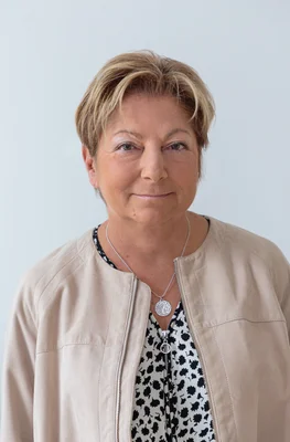 Natacha Bouchart, maire de Calais, pose devant un fond clair en veste beige.