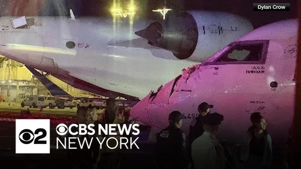 Deux avions entrent en collision sur un tarmac la nuit.