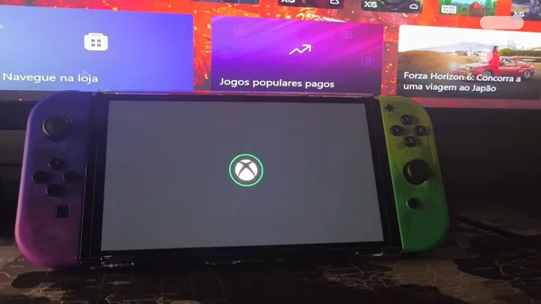 La Nintendo Switch affichant l'application Xbox posée devant un téléviseur.