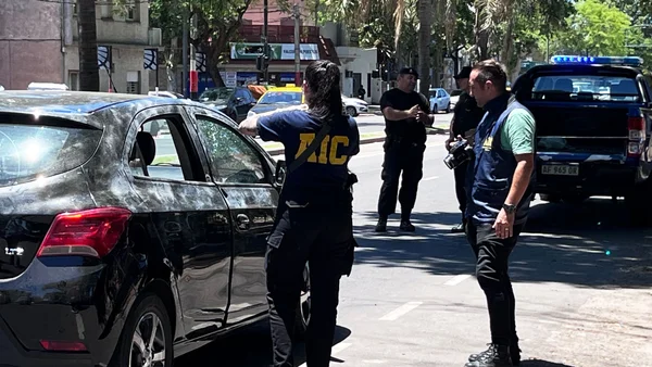 Un policier contrôlant un véhicule à San Cristóbal après la fusillade dans le collège.