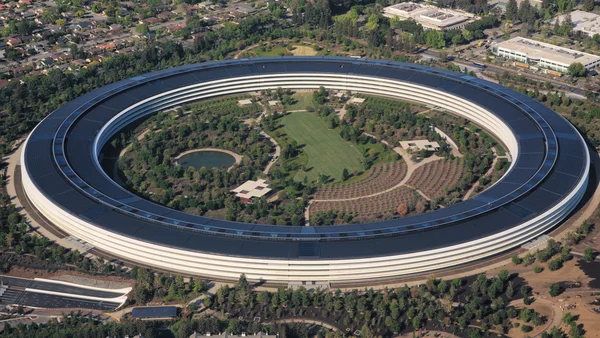 Vue aérienne du campus Apple Park, le siège circulaire d'Apple situé au cœur de la Silicon Valley.