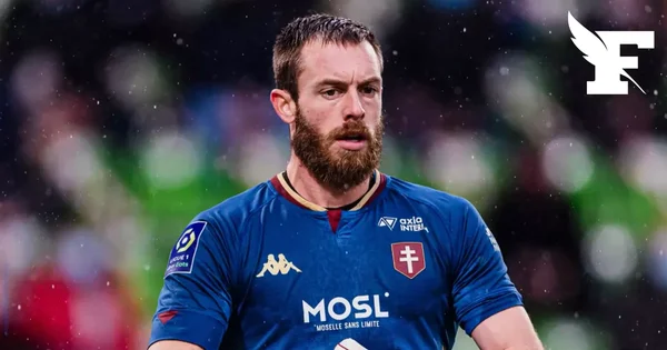 Alexandre Oukidja sur le terrain sous la neige lors d'un match du FC Metz.