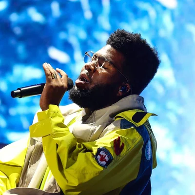 Le chanteur Khalid interprétant un titre lors de sa tournée It's Always Summer Somewhere.
