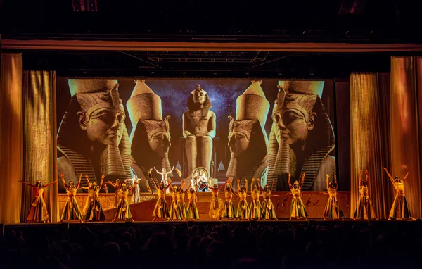 Danseurs du spectacle Les Dix Commandements sur fond de statue de pharaon.