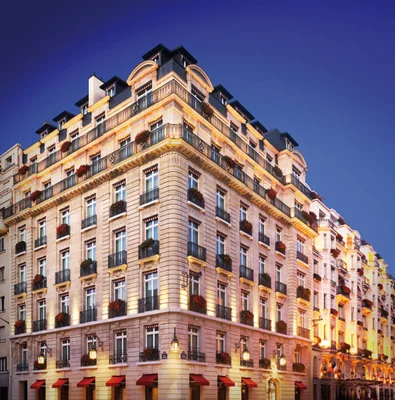 Le palace Le Bristol illuminé au crépuscule à Paris.