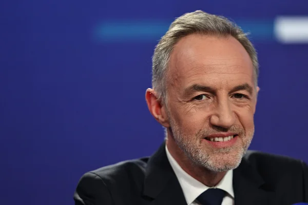 Le candidat Emmanuel Grégoire en tête des sondages pour les municipales.