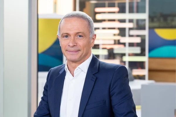 Samuel Étienne dans les studios de France Info.