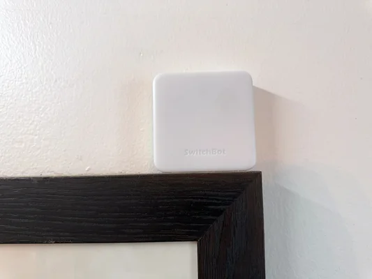 Le Hub Mini installé au mur, démontrant sa capacité à s'intégrer discrètement dans un intérieur