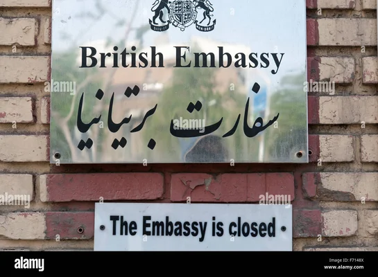 Un panneau indiquant l'Ambassade britannique avec un texte signalant que l'ambassade est fermée.
