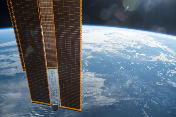 Illustration numérique de deux satellites entourés de débris flottants, illustrant une collision orbitale.