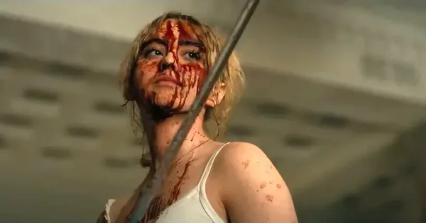 Participant recouvert de faux sang à la suite de l'expérience gore.