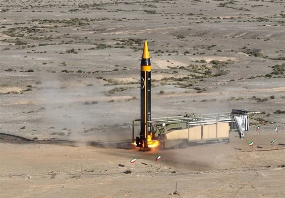 Tir d'un missile iranien depuis un pas de tir en zone désertique.