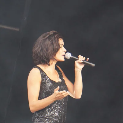 Jenifer sur scène lors de son spectacle du 1er septembre 2013, en haut noir pailleté.
