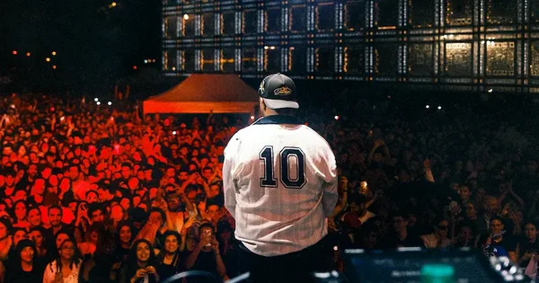 Ambiance en studio avec l'artiste et son équipe.