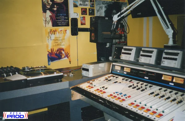 Un studio d'enregistrement équipé d'une table de mixage et de platines.