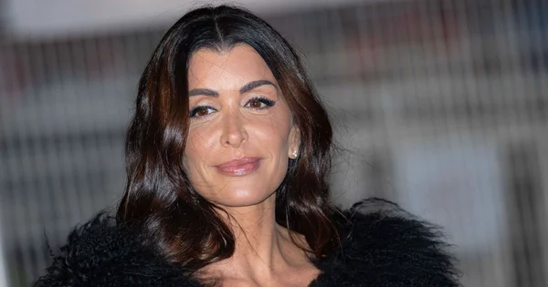 Jenifer Bartoli vêtue d'un vêtement noir fourré, visage centré sur fond flou.