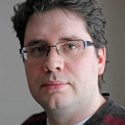 Un enquêteur de Bellingcat à son poste de travail avec des ordinateurs.