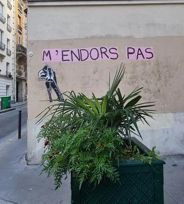 Graffiti féministe à Paris rue Nollet lors de l'affaire des viols de Mazan : M'ENDORS PAS