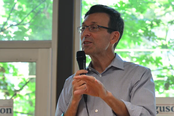 Bob Ferguson, procureur général de l'État de Washington, s'exprimant lors de son événement annuel.