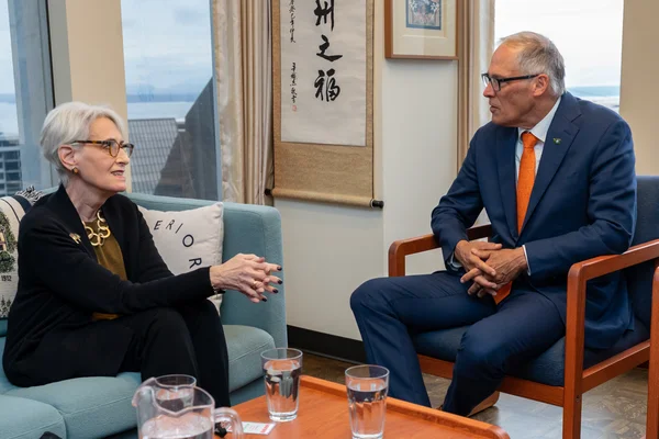 Le gouverneur Jay Inslee rencontrant la sous-secrétaire d'État Wendy R. Sherman à Seattle en 2022.