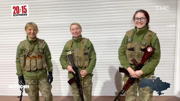 Civils ukrainiens de la force de défense territoriale armés à Kiev, capturés lors d'un reportage télévisé.