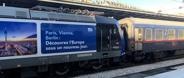 Un train SNCF arborant une publicité pour la liaison Paris, Vienne et Berlin.