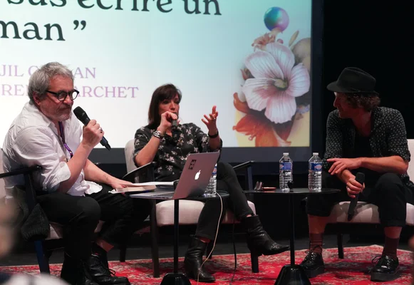 Jil Caplan discutant avec d'autres intervenants au festival Charabia à Reims en 2024.