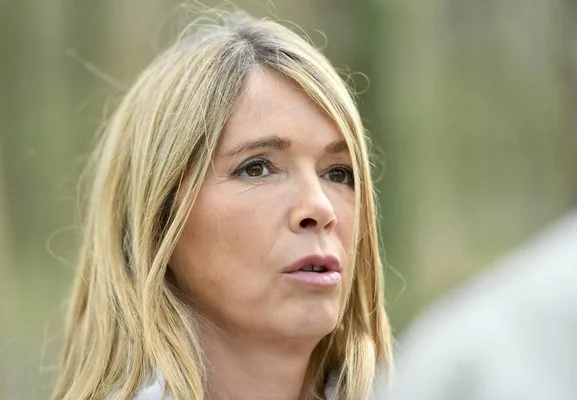 Portrait d'Hélène Rollès aux cheveux blonds, pris à l'extérieur.